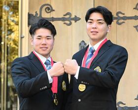 　優勝報告会後、ポーズをとる青学大の中西（右）と小田