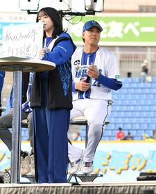 　山口陽世（左）とトークイベントを行った入江（撮影・佐藤厚）