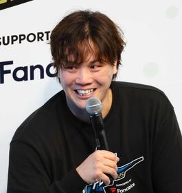 　トークショーでの最後のあいさつで感極まる伏見