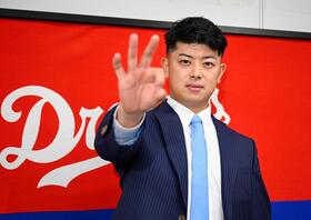 　契約を更改し、ポーズをとる松山