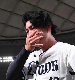 　涙を流す今井（撮影・園田高夫）