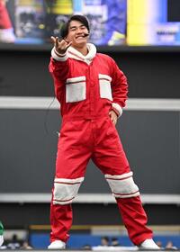 　アイドルのコスプレでダンスを披露する西川（撮影・開出牧）