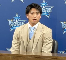 　契約更改交渉を終え、記者会見に臨む森敬