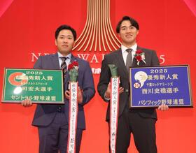 　最優秀新人賞の楯を持つ荘司（左）と西川（撮影・西岡正）