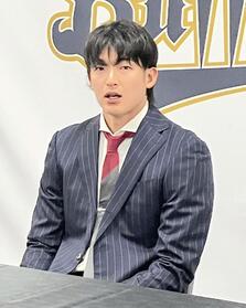 　契約更改を終えて会見する山崎