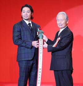 　最多勝利投手賞を受賞した伊藤（撮影・西岡正）