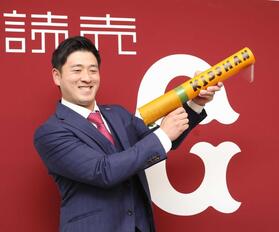 　契約更改を終え、笑顔を見せる岸田（撮影・佐々木彰尚）