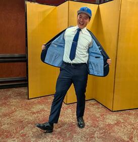 　郷ひろみばりの華麗な“ジャケットプレー”を披露する片山