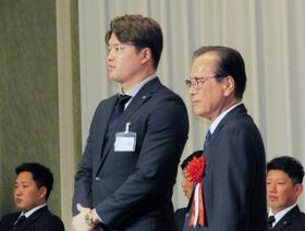 　納会に出席した村上。右は林田球団社長