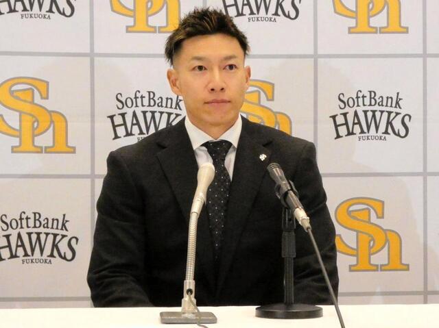 　契約更改を終え会見に臨んだ柳田