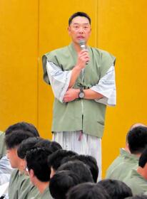 　球団納会であいさつする阿部監督