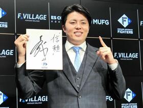 　１億円で契約を更改し、笑顔でポーズをとる田中（撮影・藤田昌央）