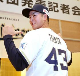 　背番号４３を見せて気合を入れる高谷（撮影・立川洋一郎）