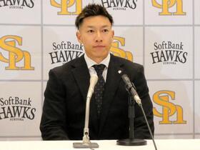 　契約更改を終え会見に臨んだ柳田