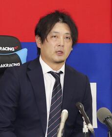 　契約更改を終え、記者会見する涌井