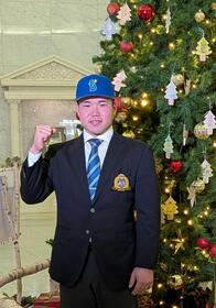 　クリスマスツリーをバックにガッツポーズを見せるドラフト１位・小田