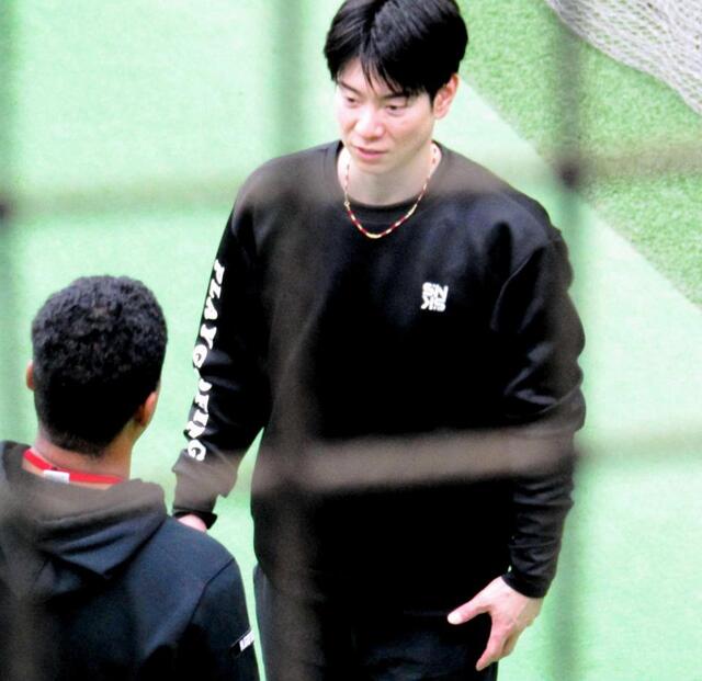 　ジャイアンツ球場での練習の合間に関係者にあいさつをする松本