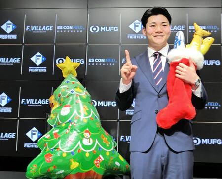 　契約を更改し、笑顔でポーズをとる清宮幸