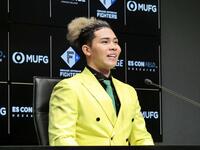 　契約を更改し、会見する水谷