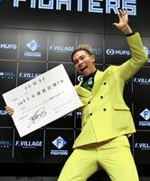 　契約更改を終え、黄色のスーツ姿でポーズをとる水谷