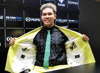 　契約更改を終え、愛犬をデザインしたスーツの裏地を披露する水谷