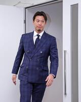 　契約更改を終えて会見へ向かう岩崎（撮影・立川洋一郎）