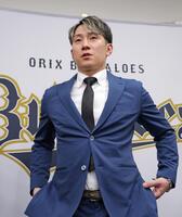 　契約を更改し取材に応じる西川（撮影・立川洋一郎）