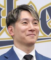 　契約更改を終えて会見に臨む西川（撮影・立川洋一郎）