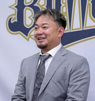 　契約を更改して会見する森（撮影・立川洋一郎）