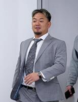 　契約更改を終えて会見の席へ向かう森（撮影・立川洋一郎）