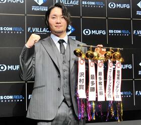 　契約を更改し、くす玉を手にポーズをとる伊藤（撮影・藤田昌央）　