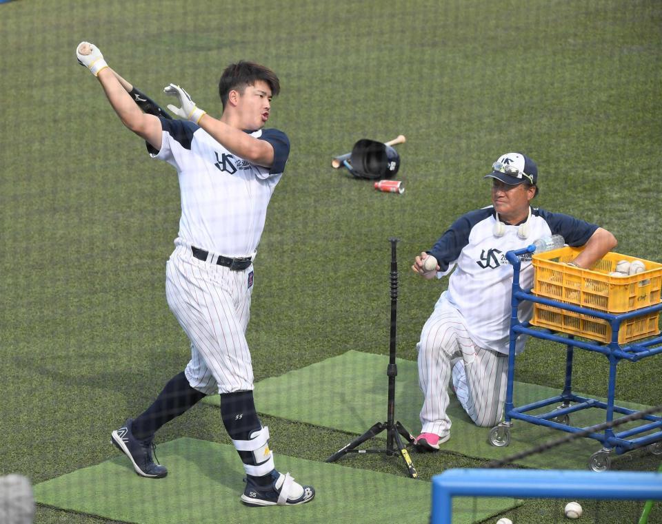 　杉村打撃コーチと打撃練習する村上＝２０２２年