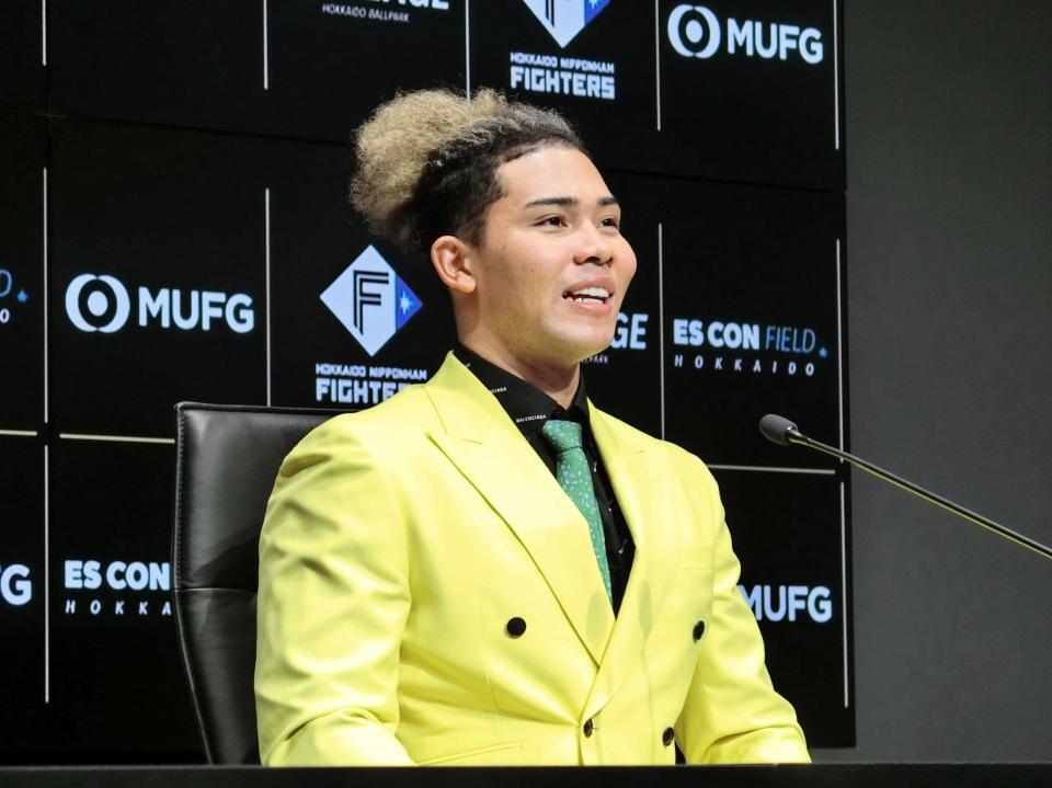 　契約を更改し、会見する水谷