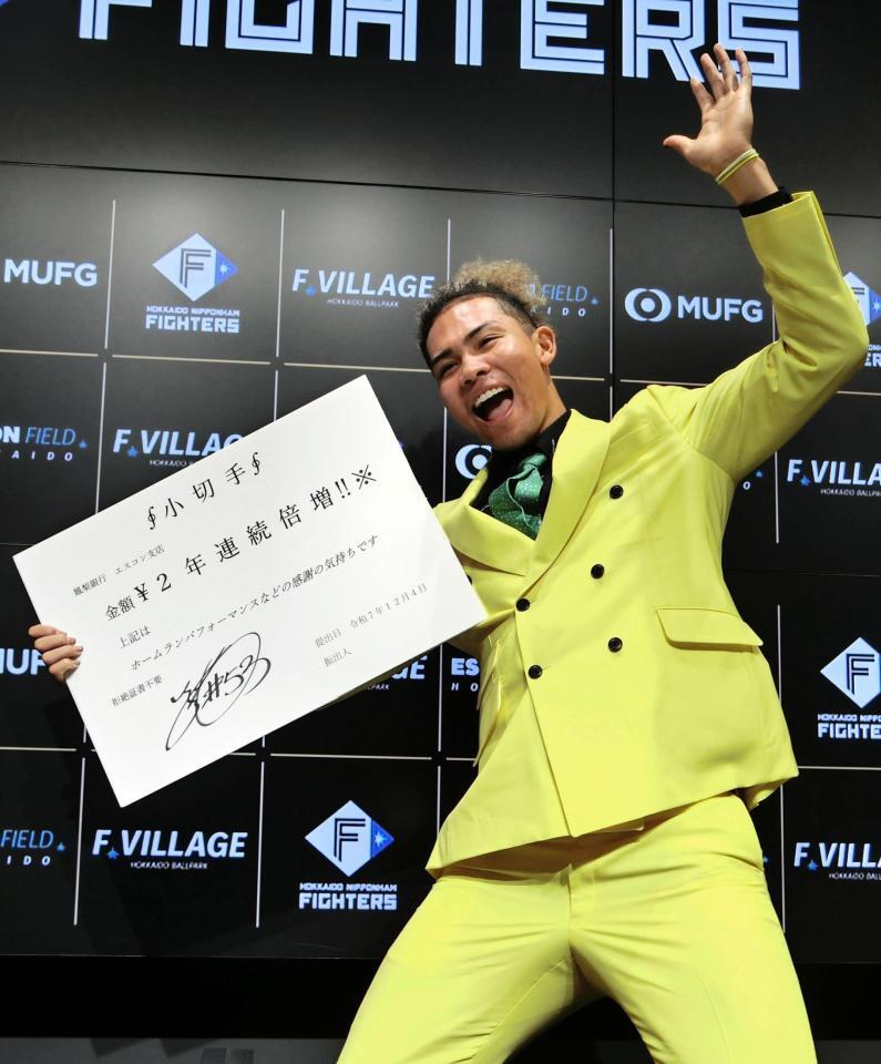 　契約更改を終え、黄色のスーツ姿でポーズをとる水谷