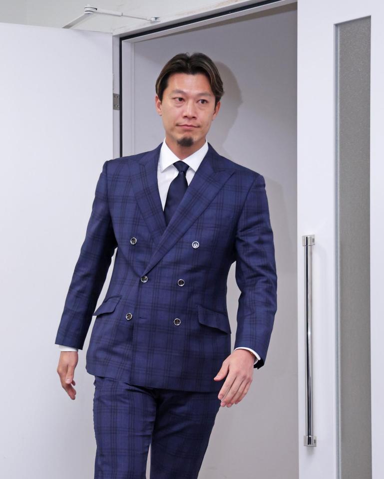 　契約更改を終えて会見へ向かう岩崎（撮影・立川洋一郎）