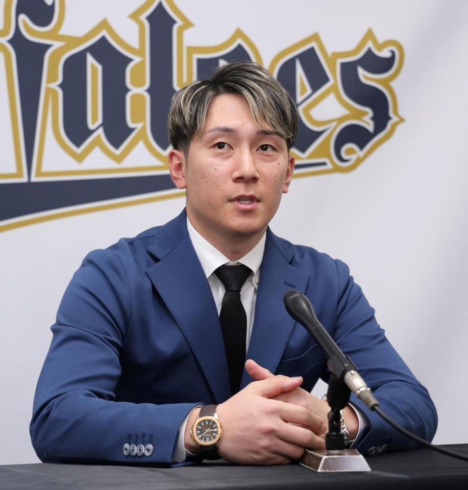 　契約更改を終えて会見に臨む西川（撮影・立川洋一郎）