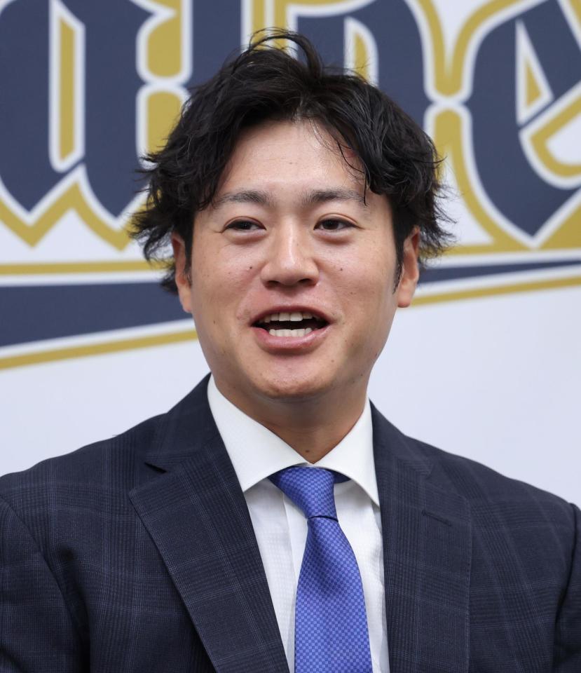 　契約更改を終えて会見する山田（撮影・立川洋一郎）