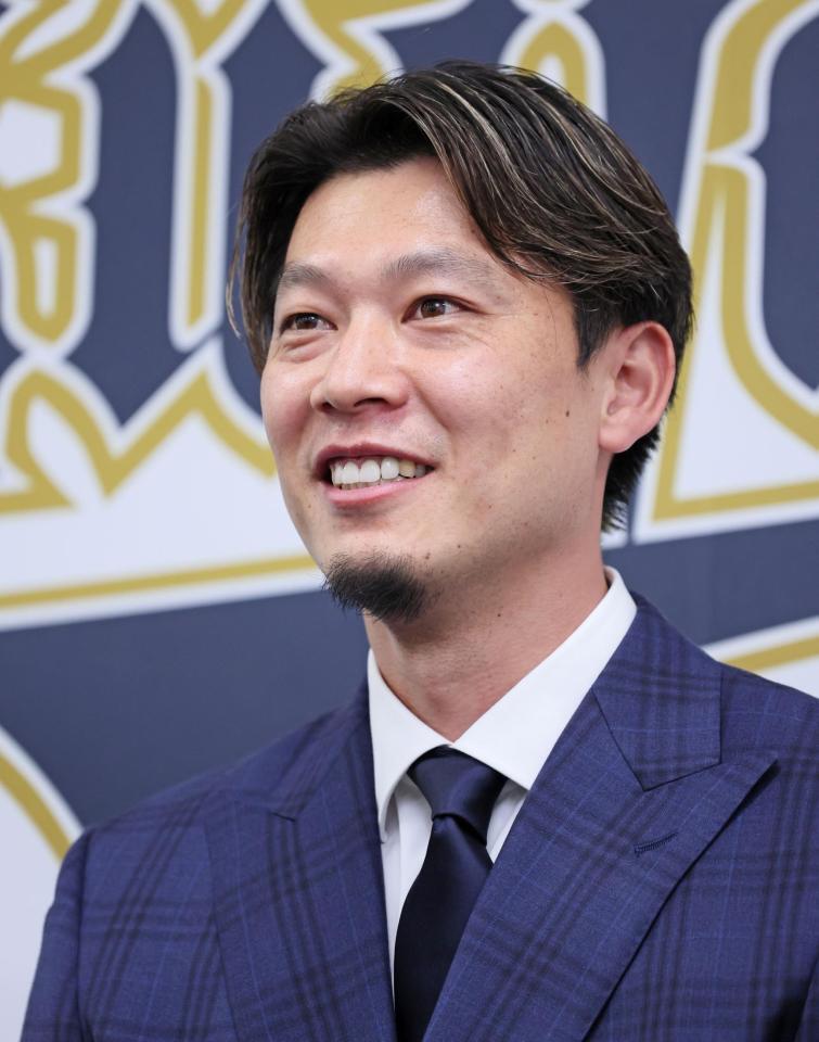 　契約を更改し会見に臨む岩崎（撮影・立川洋一郎）