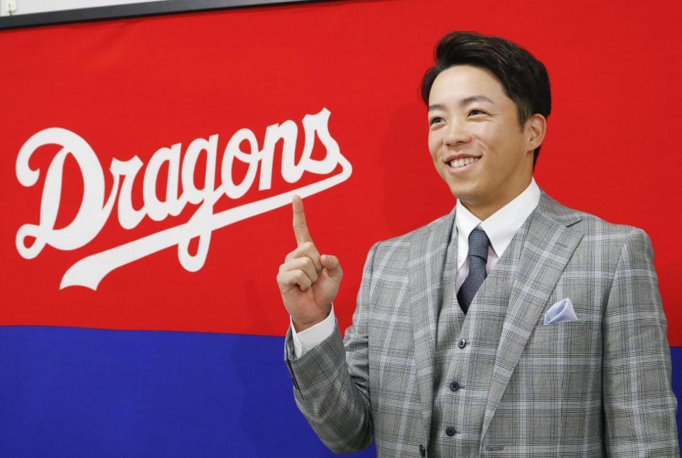 　契約を更改し、ポーズをとる中日・岡林