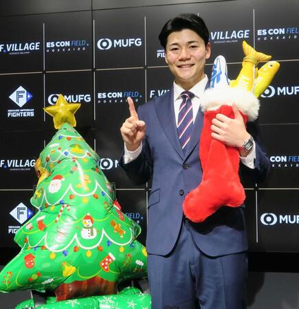 　契約交渉を終え、ポーズをとる清宮幸