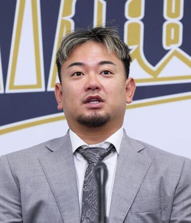 　契約を更改し会見に臨む森（撮影・立川洋一郎）