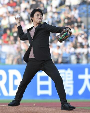 　神宮球場のマウンドから投球するヤクルト・青木宣親ＧＭ特別補佐＝７月９日