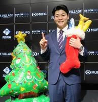 　契約交渉を終え、ポーズをとる清宮幸