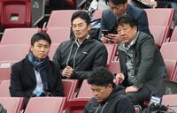 　トライアウトを視察するヤクルト・青木宣親ＧＭ特別補佐（左）＝１１月１２日