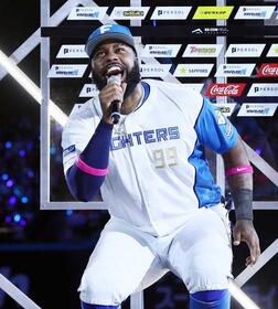 　お立ち台で叫ぶレイエス（撮影・中島達哉）