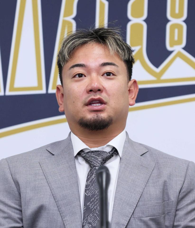 　契約を更改し会見に臨む森（撮影・立川洋一郎）