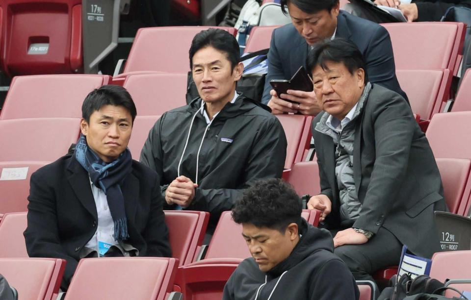 　トライアウトを視察するヤクルト・青木宣親ＧＭ特別補佐（左）＝１１月１２日