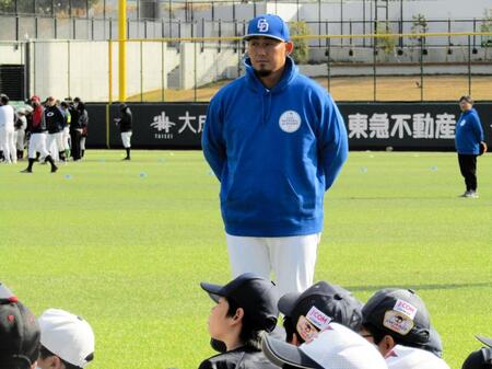 　「サンリオベースボールアカデミー　ｉｎ　ジャイアンツタウンスタジアム」に参加した中田翔氏