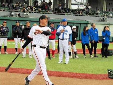 　「サンリオベースボールアカデミー　ｉｎ　ジャイアンツタウンスタジアム」に参加した高橋由氏