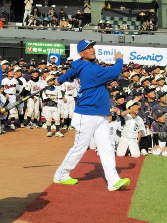　「サンリオベースボールアカデミー　ｉｎ　ジャイアンツタウンスタジアム」に参加し打撃を実演した中田翔氏